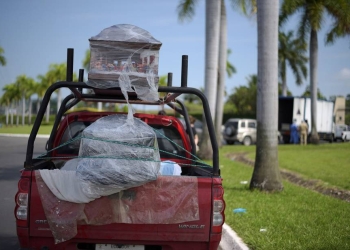 Dos ataúdes en una camioneta, afuera de un cementerio, durante el brote de la enfermedad por coronavirus (COVID-19), en Samborondon, Ecuador / Foto  REUTERS / Vicente Gaibor del Pino