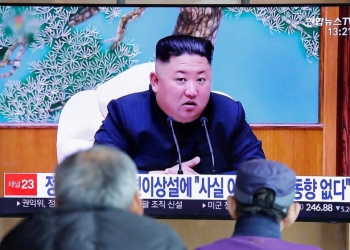 La gente de Corea del Sur mira una televisión transmitiendo un informe de noticias sobre el líder norcoreano Kim Jong Un en Seúl, Corea del Sur / Foto REUTERS / Heo Ran /