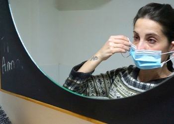 La doctora italiana Cecilia Bartalena, se retira la mascarilla facial después de una jornada laboral en la sala de emergencias del Hospital Cisanello .