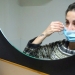 La doctora italiana Cecilia Bartalena, se retira la mascarilla facial después de una jornada laboral en la sala de emergencias del Hospital Cisanello .