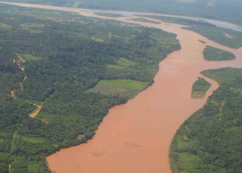 Vista aérea de la confluencia de los Ríos Tambo (delante) y Urubamba (derecha, al fondo) cerca de la ciudad de Atalaya (Región Ucayali, Perú), formando el Río Ucayali