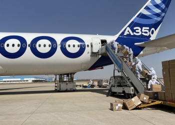 Airbus ha perdido un tercio de su negocio y su presidente, Guillaume Faury, anuncia nuevos ajustes para la sobrevivencia de la compañía que se ha mantenido activa en el transporte de equipos sanitarios