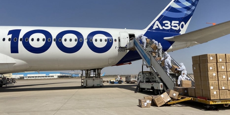 Airbus ha perdido un tercio de su negocio y su presidente, Guillaume Faury, anuncia nuevos ajustes para la sobrevivencia de la compañía que se ha mantenido activa en el transporte de equipos sanitarios