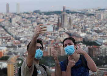 People wearing protective masks take a selfie, as the spread of the coronavirus disease (COVID-19) continues, in Barcelona, Spain May 6, 2020. REUTERS/Nacho Doce