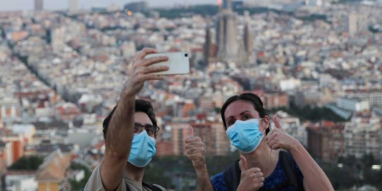People wearing protective masks take a selfie, as the spread of the coronavirus disease (COVID-19) continues, in Barcelona, Spain May 6, 2020. REUTERS/Nacho Doce