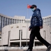 Un hombre con una máscara pasa por la sede del Banco Popular de China, el banco central, en Beijing, China, cuando el país se ve afectado por un brote del nuevo coronavirus, el 3 de febrero de 2020. REUTERS / Jason Lee