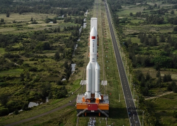 Transporte del cohete portador Long March-5B en el Centro de Lanzamiento Espacial de Wenchang en Wenchang, provincia de Hainan, China, 29 de abril de 2020. Fotografía tomada el 29 de abril de 2020. China Daily vía REUTERS
