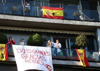 La gente aplaude desde sus balcones en apoyo a los trabajadores de la salud, ya que se espera que sea el último día de aplausos, en medio del brote de la enfermedad por coronavirus (COVID-19), en Madrid, España, 17 de mayo de 2020. REUTERS / Sergio Pérez.