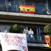 La gente aplaude desde sus balcones en apoyo a los trabajadores de la salud, ya que se espera que sea el último día de aplausos, en medio del brote de la enfermedad por coronavirus (COVID-19), en Madrid, España, 17 de mayo de 2020. REUTERS / Sergio Pérez.