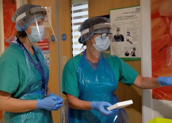 Stella Burns, especialista en enfermería clínica principal, y Frances Hall, reumatóloga consultora preparan medicamentos para un paciente que participa en el ensayo TACTIC-R en el hospital de Addenbrooke en Cambridge, Gran Bretaña, 21 de mayo de 2020. Kirsty Wigglesworth / Pool a través de REUTERS / Foto referencial