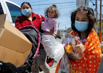 Una familia se lleva víveres gratis de una despensa emergente en medio del brote de la enfermedad del coronavirus (COVID-19) en Chelsea, Massachusetts, EE. UU., 19 de mayo de 2020. REUTERS / Brian Snyder