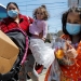 Una familia se lleva víveres gratis de una despensa emergente en medio del brote de la enfermedad del coronavirus (COVID-19) en Chelsea, Massachusetts, EE. UU., 19 de mayo de 2020. REUTERS / Brian Snyder