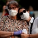 Los familiares de un paciente que padece COVID-19 reaccionan, mientras los miembros del personal del hospital de La Paz asisten a una protesta para pedir más personal de salud en hospitales, atención primaria y hogares de ancianos, en medio del brote de la enfermedad por coronavirus (COVID-19) en Madrid, España, 25 de mayo de 2020. REUTERS / Juan Medina