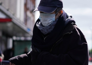 Una persona con una máscara protectora en Brixton luego del brote de la enfermedad por coronavirus (COVID-19), Londres, Gran Bretaña, 14 de mayo de 2020. REUTERS / Henry Nicholls