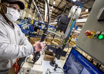 Un respirador motorizado purificador de aire, producido con 3M para trabajadores de la salud que tratan la COVID-19, está construido en las instalaciones de Ford Motor Co en Vreeland, cerca de Flat Rock, Michigan, EE. UU., 20 de abril de 2020.