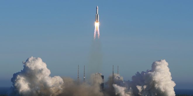 El cohete portador Long March 5B despega del Centro de Lanzamiento Espacial Wenchang en Wenchang, Hainan