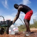 Un migrante de Senegal llena botellas con agua en un barrio pobre conocido como Nazareno, durante el brote de la enfermedad del coronavirus (COVID-19) en Níjar, en la región española del sur de Almería, España, 28 de abril de 2020. Fotografía tomada el 28 de abril de 2020. REUTERS / Juan Medina