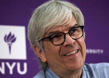 El Nobel de Economía 2018, Paul Romer, durante una conferencia de prensa en la Universidad de NY el 8 de octubre de 2018