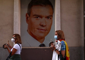 Mujeres con máscaras protectoras asisten a una protesta contra el manejo por parte del gobierno español de la crisis de la enfermedad por coronavirus (COVID-19), fuera de la sede del partido gobernante Partido Socialista de los Trabajadores (PSOE), en Madrid, España, 18 de mayo de 2020. REUTERS / Sergio Perez