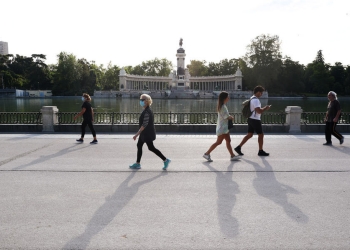 La gente disfruta del clima soleado en el Parque del Retiro en medio del brote de la enfermedad del coronavirus (COVID-19) en Madrid