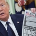 El presidente de los Estados Unidos, Donald Trump, muestra una portada del New York Post mientras habla con los periodistas de una orden ejecutiva sobre las redes sociales, en la Oficina Oval de la Casa Blanca en Washington, EE. UU., 28 de mayo de 2020. REUTERS / Jonathan Ernst / Foto de archivo