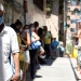 La gente hace una fila para recibir alimentos de una organización benéfica, en el barrio de Carapita, durante la cuarentena nacional debido al brote de la enfermedad por coronavirus (COVID-19), en Caracas, Venezuela, 30 de abril de 2020. Fotografía tomada el 30 de abril de 2020. REUTERS / Manaure Quintero