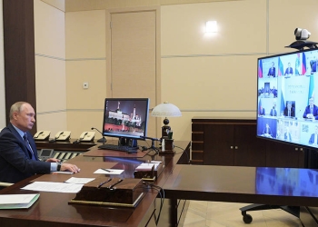 El presidente de Rusia, Vladimir Putin, durante una reunión telemática desde las afueras de Moscú