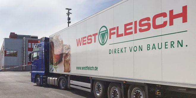 Un camión conduce a las instalaciones de la fábrica de carne "Westfleisch", en medio del brote de la enfermedad del coronavirus (COVID-19) en Coesfeld, cerca de Münster, Alemania, el 8 de mayo de 2020. REUTERS / Stephane Nitschke