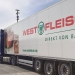 Un camión conduce a las instalaciones de la fábrica de carne "Westfleisch", en medio del brote de la enfermedad del coronavirus (COVID-19) en Coesfeld, cerca de Münster, Alemania, el 8 de mayo de 2020. REUTERS / Stephane Nitschke