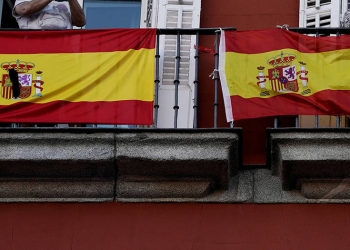manifestantes con bandera de España