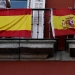 manifestantes con bandera de España