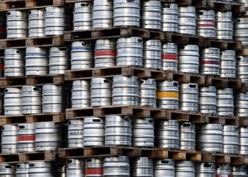 La pesadilla de los cerveceros: arrojan miles de barriles al desagüe