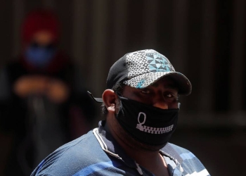 Empresa belga cambia de rumbo para coser mascarillas a población sorda / Foto REUTERS/Amr Abdallah Dalsh