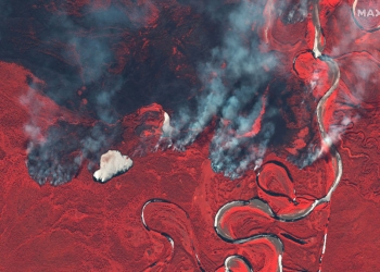 El humo se eleva de los incendios forestales cerca del río Berezovka en Rusia en esta imagen infrarroja en color del 23 de junio de 2020 suministrada por Maxar Technologies. Imagen tomada el 23 de junio de 2020. Imagen de satélite © 2020 Maxar