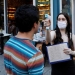 Una camarera toma la temperatura de los clientes cuando llegan a comer, como parte de la reapertura de la fase 2 durante el brote de la enfermedad por coronavirus (COVID-19) en Manhattan, EE. UU. 27 de junio de 2020. REUTERS / Andrew Kelly