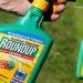 Como en herbicidas de otras marcas, el glifosato es uno de los ingredientes activos de Roundup. Monsanto lo introdujo al mercado en 1974 y tuvo la patente hasta el año 2000. A partir de entonces, el producto pasó a manos de otros fabricantes.