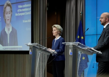 La presidenta de la Comisión Europea, Ursula von Der Leyen, y el presidente del Consejo Europeo, Charles Michel, después de la cumbre europea en formato de videoconferencia, en Bruselas, Bélgica. 19 de junio de 2020. Olivier Hoslet / Pool a través de REUTERS