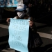 Un manifestante con una máscara facial sostiene un cartel que dice "emergencia para los que menos tienen", durante una protesta para exigir recursos para los vulnerables, en medio de la enfermedad por coronavirus (COVID-19), en Buenos Aires, Argentina, el 11 de junio de 2020. REUTERS / Agustin Marcarian / Foto de archivo