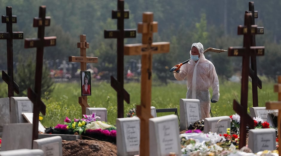 Un sepulturero con equipo de protección personal camina después de enterrar a una persona, que presumiblemente murió de la enfermedad por coronavirus (COVID-19) en un cementerio en las afueras de San Petersburgo, Rusia, 10 de junio de 2020. REUTERS / Anton Vaganov