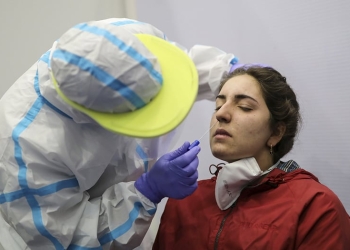 Una mujer se somete a una prueba de detección de la enfermedad por coronavirus (COVID-19) en las instalaciones del Hospital Vall d'Hebron, en Barcelona, España, 11 de junio de 2020. REUTERS / Nacho Doce