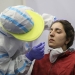 Una mujer se somete a una prueba de detección de la enfermedad por coronavirus (COVID-19) en las instalaciones del Hospital Vall d'Hebron, en Barcelona, España, 11 de junio de 2020. REUTERS / Nacho Doce