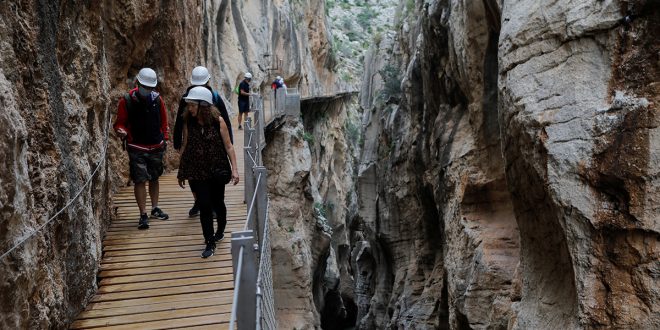 Los visitantes caminan a lo largo del Caminito del Rey (The King's Little Pathway) mientras se reabre al público bajo estrictas medidas de distancia social después de estar cerrado por el bloqueo del coronavirus durante casi tres meses. Ardales-Alora, cerca de Málaga, sur de España 12 de junio de 2020. REUTERS / Jon Nazca