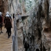 Los visitantes caminan a lo largo del Caminito del Rey (The King's Little Pathway) mientras se reabre al público bajo estrictas medidas de distancia social después de estar cerrado por el bloqueo del coronavirus durante casi tres meses. Ardales-Alora, cerca de Málaga, sur de España 12 de junio de 2020. REUTERS / Jon Nazca