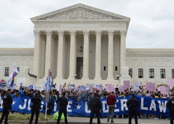 La Policía del Capitolio de los Estados Unidos se alinea a lo largo del perímetro mientras activistas y simpatizantes de LGBTQ realizan una concentración sobre los pasos de la Corte Suprema mientras escucha un importante caso de derechos LGBT sobre si la ley federal de empleo que prohíbe la discriminación por motivos de sexo cubre la orientación sexual y la identidad de género. Washington, EE. UU., 8 de octubre de 2019.