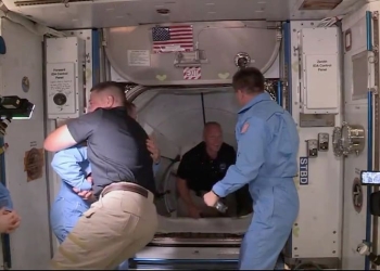 El astronauta de la NASA Bob Behnken y Doug Hurley llegan a la Estación Espacial Internacional a bordo de la cápsula Crew Dragon de SpaceX en esta imagen fija tomada del video 31 de mayo de 2020.