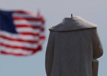 La cabeza de una estatua de Cristóbal Colón fue arrancada en medio de protestas contra la desigualdad racial tras la muerte de George Floyd en Minneapolis en Boston, Massachusetts, EE. UU., 10 de junio de 2020. REUTERS / Brian Snyder