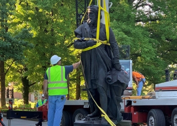 Retiro de la estatua de Cristóbal Colón en el Tower Grove Park, St. Louis, Missouri, EE. UU., 16 de junio de 2020. Esta imagen obtenida de las redes sociales. Doyle Murphy / Riverfront Times a través de Reuters.