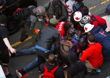 Los médicos atienden a un hombre que recibió un disparo en el brazo por un conductor de un vehículo negro en una protesta contra la desigualdad racial en Seattle, Washington, EE. UU., 7 de junio de 2020. REUTERS / Lindsey Wasson