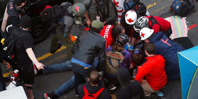 Los médicos atienden a un hombre que recibió un disparo en el brazo por un conductor de un vehículo negro en una protesta contra la desigualdad racial en Seattle, Washington, EE. UU., 7 de junio de 2020. REUTERS / Lindsey Wasson