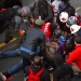 Los médicos atienden a un hombre que recibió un disparo en el brazo por un conductor de un vehículo negro en una protesta contra la desigualdad racial en Seattle, Washington, EE. UU., 7 de junio de 2020. REUTERS / Lindsey Wasson